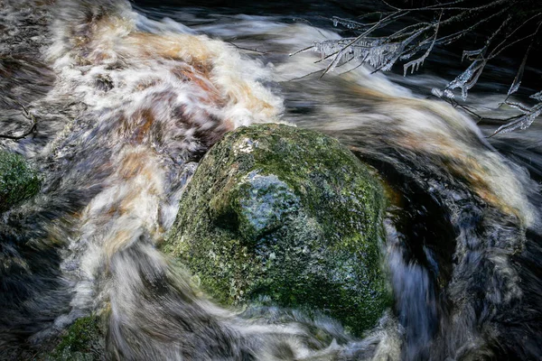 Sten Mitt Liten Flod Vackra Istappar Frusna Grenarna Eftersom Det — Stockfoto