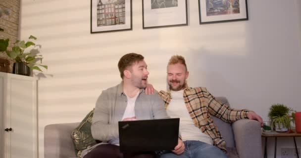 Ένα Ζευγάρι Ομοφυλόφιλων Ομοφυλόφιλων Ανδρών Που Κάθονται Στον Καναπέ Στο — Αρχείο Βίντεο