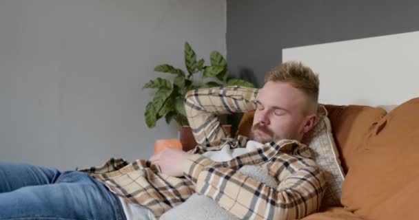 Una Foto Alto Ángulo Joven Acostado Cama Dormitorio Relajándose Tiene — Vídeos de Stock