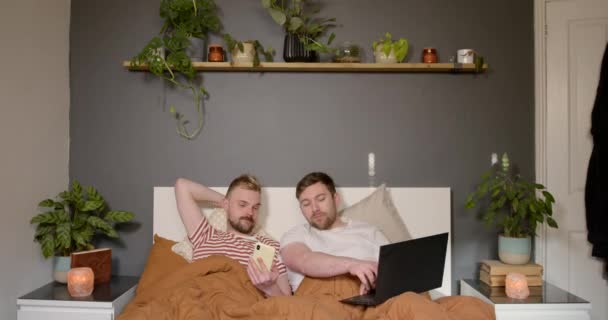 Фронтальный Снимок Лгбтки Однополых Пар Лежащих Постели Своей Спальне Расслабляющих — стоковое видео