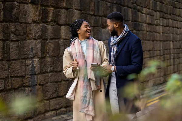 Alegre Pareja Charlando Con Mujer Sosteniendo Teléfono Móvil — Foto de Stock