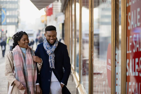 Joyeux Couple Bras Dans Les Bras Passant Vitrine Ville Souriant — Photo