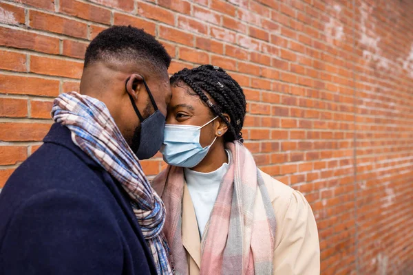 Casal Usando Máscaras Faciais Frente Uns Para Outros Por Parede — Fotografia de Stock