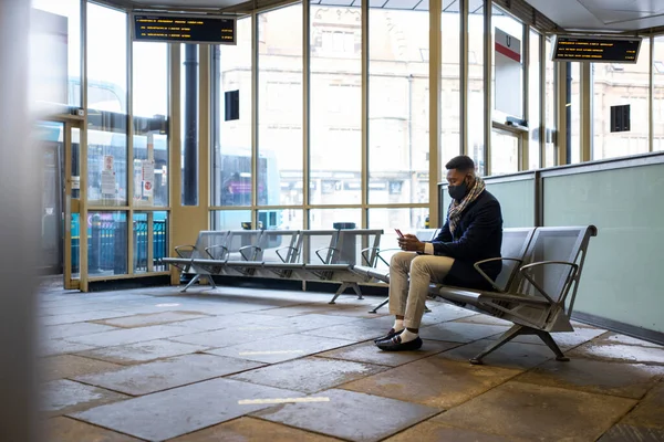 Uomo Che Indossa Maschera Viso Seduto Sulla Panchina Nel Terminal — Foto Stock