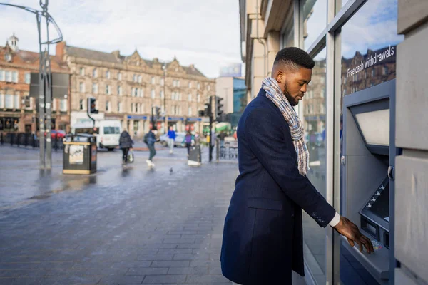 Uomo Che Preleva Denaro Dal Bancomat Nel Centro Della Città — Foto Stock