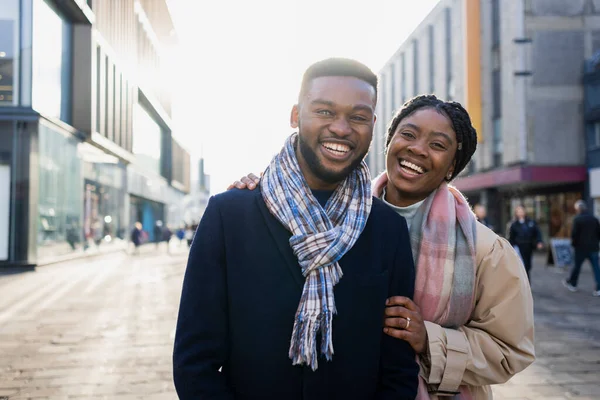 Couple Joyeux Souriant Vers Caméra Dans Centre Ville — Photo