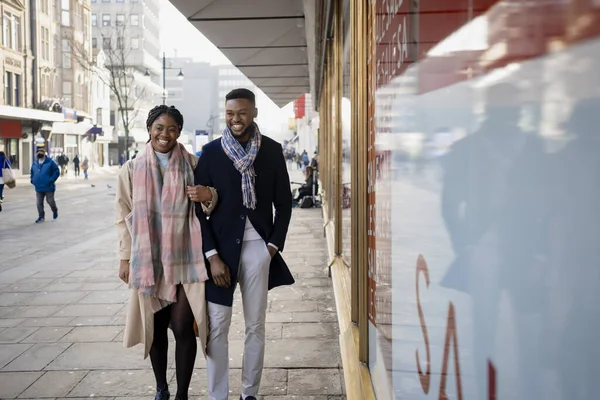 Alegre Pareja Ciudad Caminando Brazo Brazo Más Allá Tienda Frente — Foto de Stock