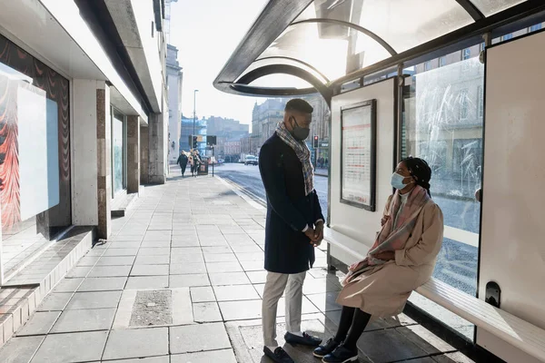 Ζευγάρι Φορώντας Μάσκες Προσώπου Στάση Προτομή Γυναίκα Κάθεται Κουκέτα Άνθρωπος — Φωτογραφία Αρχείου