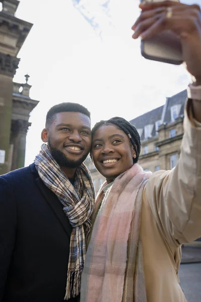 Couple Affectueux Souriant Prenant Selfie Sur Téléphone Mobile — Photo