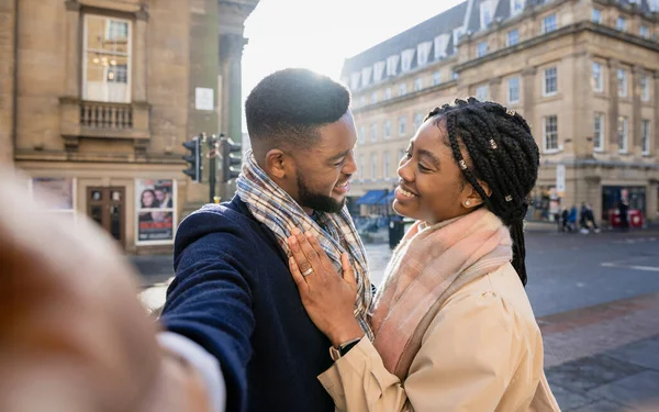 Alegre Pareja Ciudad Cara Cara Tomando Selfie Con Teléfono Móvil — Foto de Stock