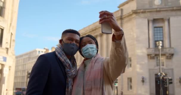 Coppia Città Con Coperture Facciali Scattare Selfie Sul Cellulare — Video Stock