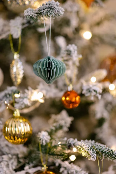 Een Close Shot Van Een Kerstboom Versierd Met Gouden Oranje — Stockfoto