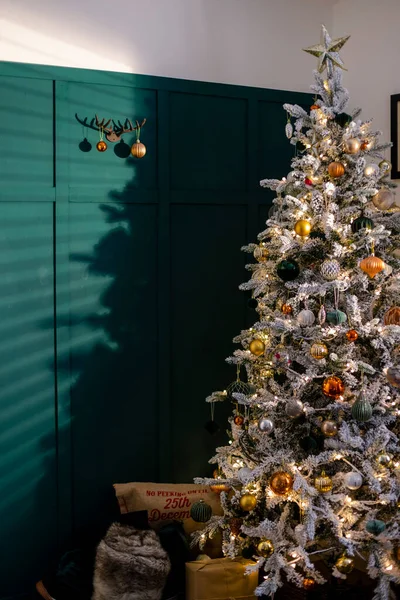 Wide Shot Christmas Tree Decorated Golden Orange Shiny Balls Lights — Stock Fotó