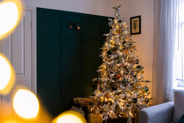 Wide Shot Christmas Tree Decorated Golden Orange Shiny Balls Lights — Fotografia de Stock