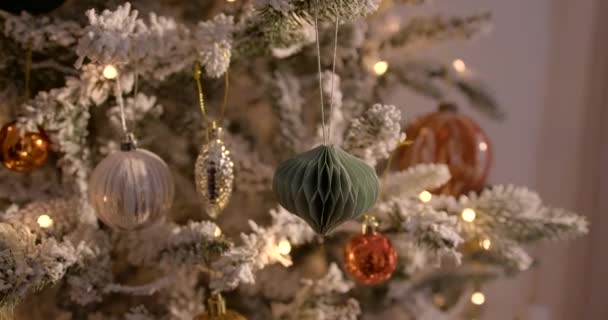 Close Slowly Panning Shot Christmas Tree Decorated Golden Orange Shiny — Stockvideo