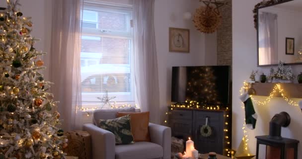 Slowly Panning Out Shot Living Room Decorated Christmas Tree Golden — Vídeo de Stock