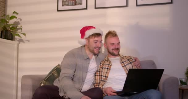 Lgbtqi Same Sex Male Couple Sitting Sofa Living Room Relaxing — Vídeo de Stock