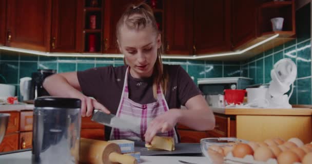 Žena v kuchyni nalévá mouku do misky zblízka — Stock video