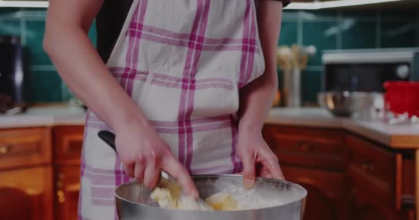 Mujer trabajando en la cocina, horneando croissants y galletas. — Vídeos de Stock