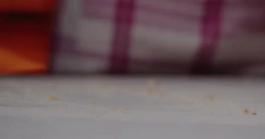 Kadın hamur yoğurur, geleneksel tarifle ekmek yapar..