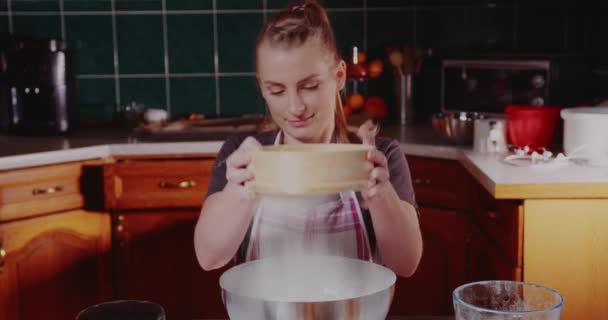 Femme dans la cuisine verse la farine dans un bol close-up — Video