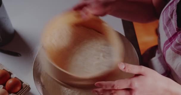 Tamizar la harina en el colador. Mujer Preparando ingredientes para hornear croissants. — Vídeos de Stock