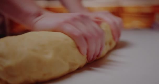 Mujer amasando masa, haciendo pan usando la receta tradicional. — Vídeos de Stock