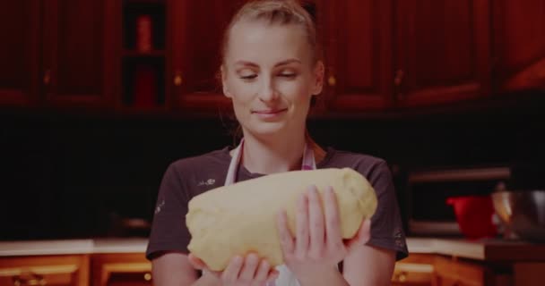 Kobieta ugniatanie ciasta, pieczenia chleba przy użyciu tradycyjnego przepisu. — Wideo stockowe