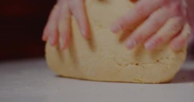 Kadın hamur yoğurur, geleneksel tarifle ekmek yapar..