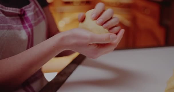 Женщина месит тесто, делает хлеб по традиционному рецепту. — стоковое видео