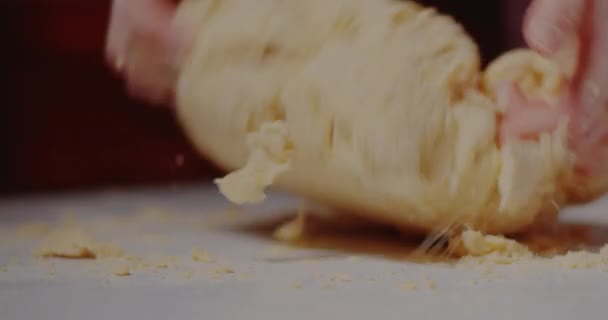 Жінка замішує тісто, роблячи хліб з використанням традиційного рецепту . — стокове відео