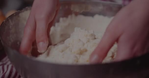 Mujer amasando masa, haciendo pan usando la receta tradicional. — Vídeos de Stock