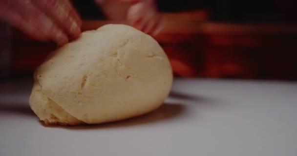 Mujer amasando masa, haciendo pan usando la receta tradicional. — Vídeos de Stock