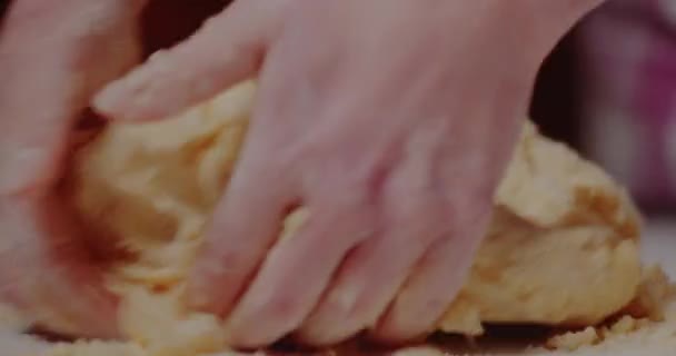 Donna impastare pasta, facendo il pane con ricetta tradizionale. — Video Stock