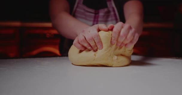 Žena hnětení těsto, pečení chleba podle tradičního receptu. — Stock video