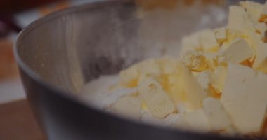 Metal kasede tereyağı ve un, Yemek Malzemeleri Kurabiye Pişirme