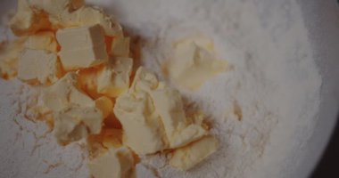 Metal kasede tereyağı ve un, Yemek Malzemeleri Kurabiye Pişirme