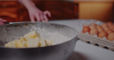 Metal kasede tereyağı ve un, Yemek Malzemeleri Kurabiye Pişirme