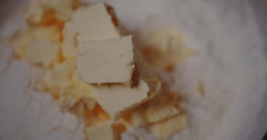 Metal kasede tereyağı ve un, Yemek Malzemeleri Kurabiye Pişirme