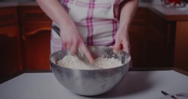 Žena hnětení těsto, pečení chleba podle tradičního receptu. — Stock video
