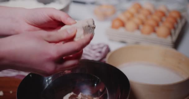 Mujer cocinando en la cocina, horneando croissants. — Vídeos de Stock