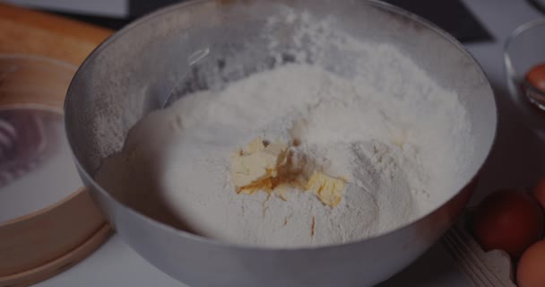 Máslo a mouka v kovové misce, potravinové ingredience pečení cookies — Stock video