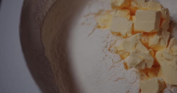 Масло і борошно в металевій мисці, харчові інгредієнти печуть печиво — стокове відео