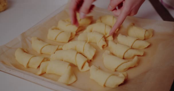 Femme faisant des croissants savoureux sur la table dans la cuisine — Video