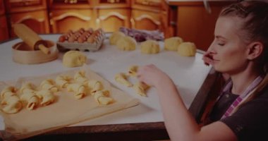 Mutfakta Masada Lezzetli Kruvasan Yapan Kadın