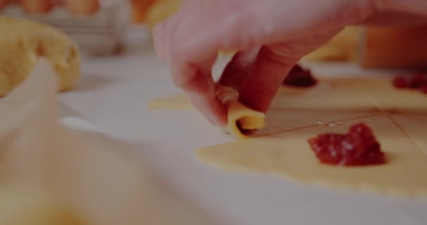 Vrouw het maken van lekker croissants op tafel in keuken — Stockvideo