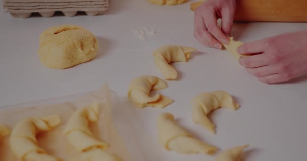 Donna che fa gustosi croissant sul tavolo in cucina — Video Stock