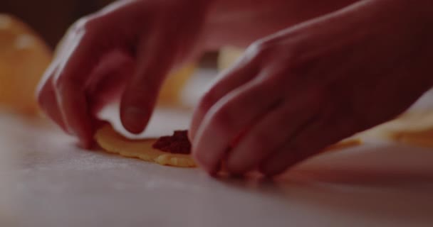 Nő csinál ízletes croissant az asztalon a konyhában — Stock videók