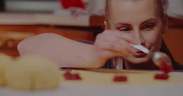 Женщина делает вкусные круассаны на столе на кухне — стоковое видео