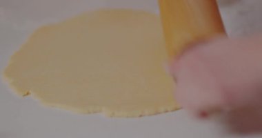 Hamur ya da ekmek için hamur yoğurmak.